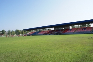 Стадионов Товуза и Гянджи будет искусственный газон.